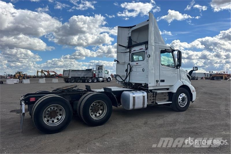 Volvo VNR 6x4 T/A Day Cab Truck Tractor Motrici e Trattori Stradali