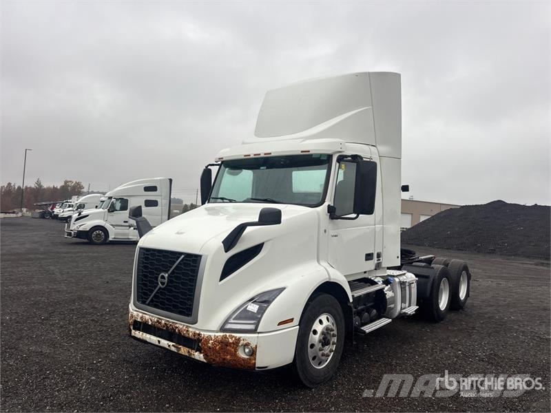 Volvo VNR 6x4 T/A Day Cab Truck Tractor Nyergesvontatók