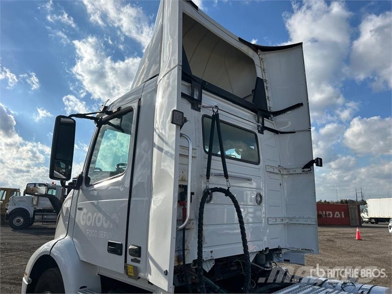 Volvo VNR 6x4 T/A Day Cab Truck Tractor Tegljači