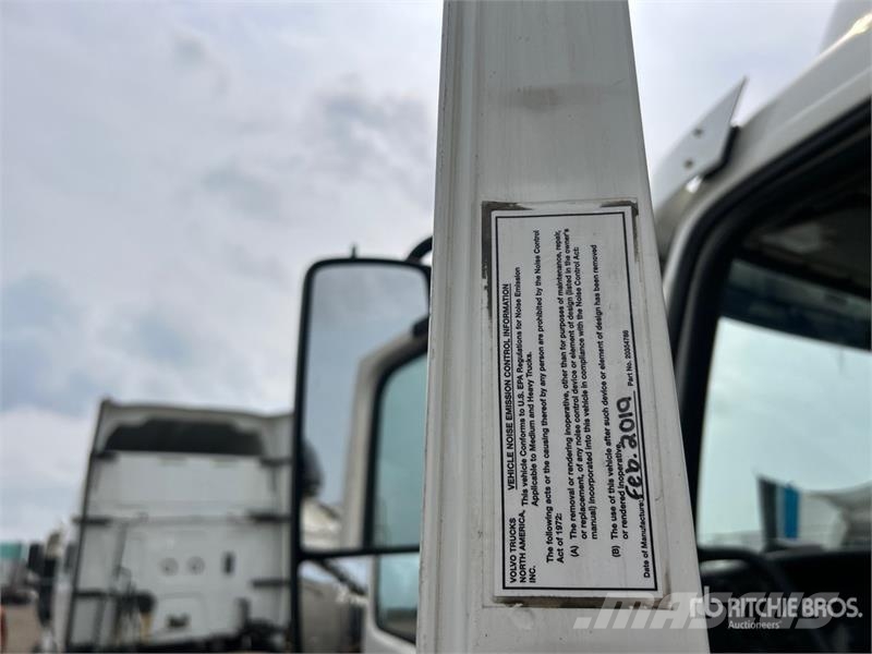 Volvo VNR 6x4 T/A Day Cab Truck Tractor 牵引车