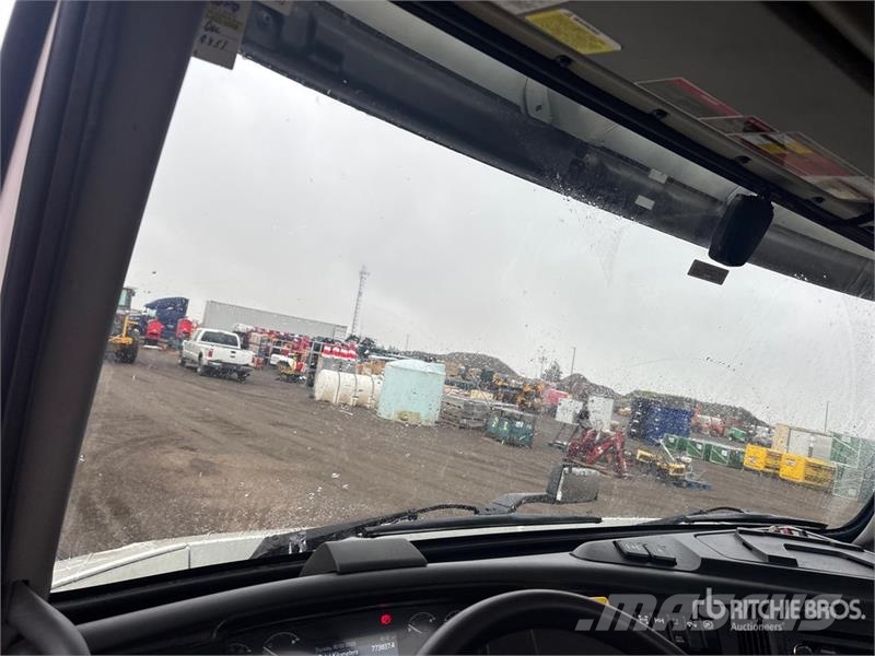 Volvo VNR 6x4 T/A Day Cab Truck Tractor Nyergesvontatók