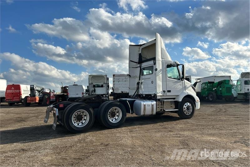 Volvo VNR 6x4 T/A Day Cab Truck Tractor Tegljači