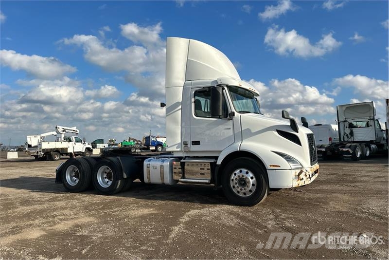 Volvo VNR 6x4 T/A Day Cab Truck Tractor Tegljači
