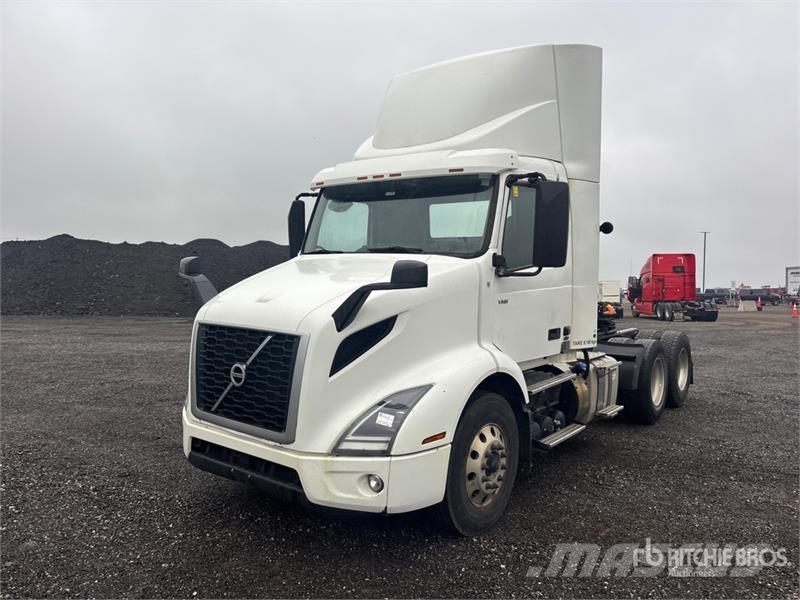 Volvo VNR 6x4 T/A Day Cab Truck Tractor Nyergesvontatók