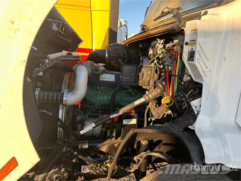 Volvo VNR 6x4 T/A Day Cab Truck Tractor Vlačilci