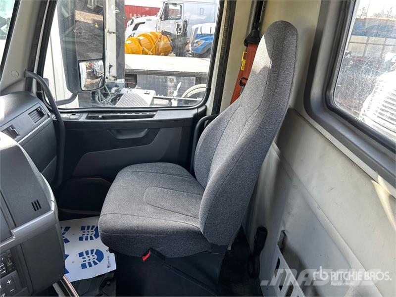 Volvo VNR 6x4 T/A Day Cab Truck Tractor Tegljači