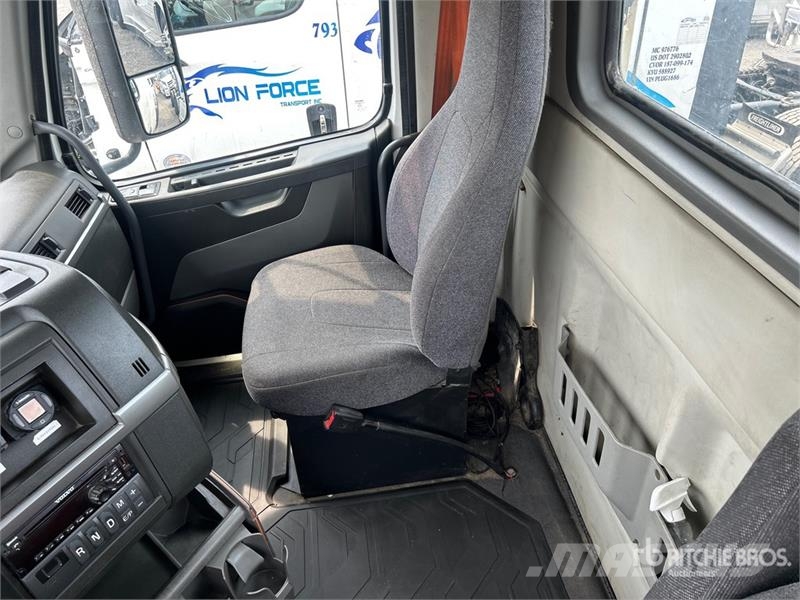 Volvo VNR 6x4 T/A Day Cab Truck Tractor 牵引车