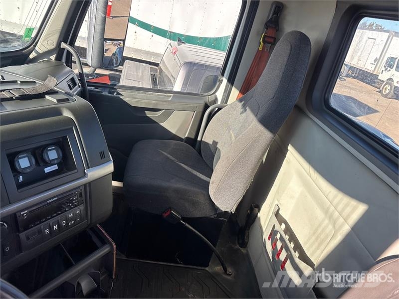 Volvo VNR 6x4 T/A Day Cab Truck Tractor Motrici e Trattori Stradali