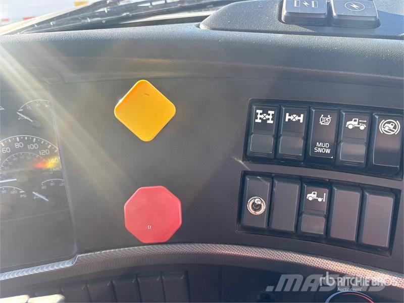 Volvo VNR 6x4 T/A Day Cab Truck Tractor Motrici e Trattori Stradali
