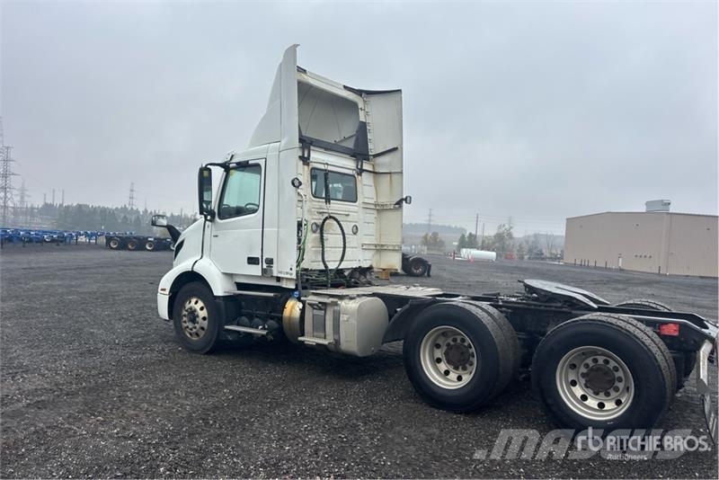 Volvo VNR 6x4 T/A Day Cab Truck Tractor Nyergesvontatók