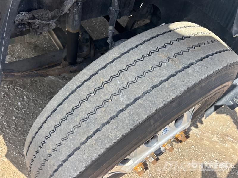 Volvo VNR 6x4 T/A Day Cab Truck Tractor Motrici e Trattori Stradali