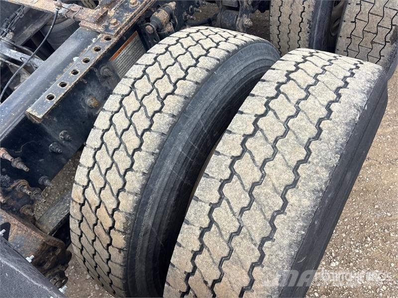 Volvo VNR 6x4 T/A Day Cab Truck Tractor Motrici e Trattori Stradali