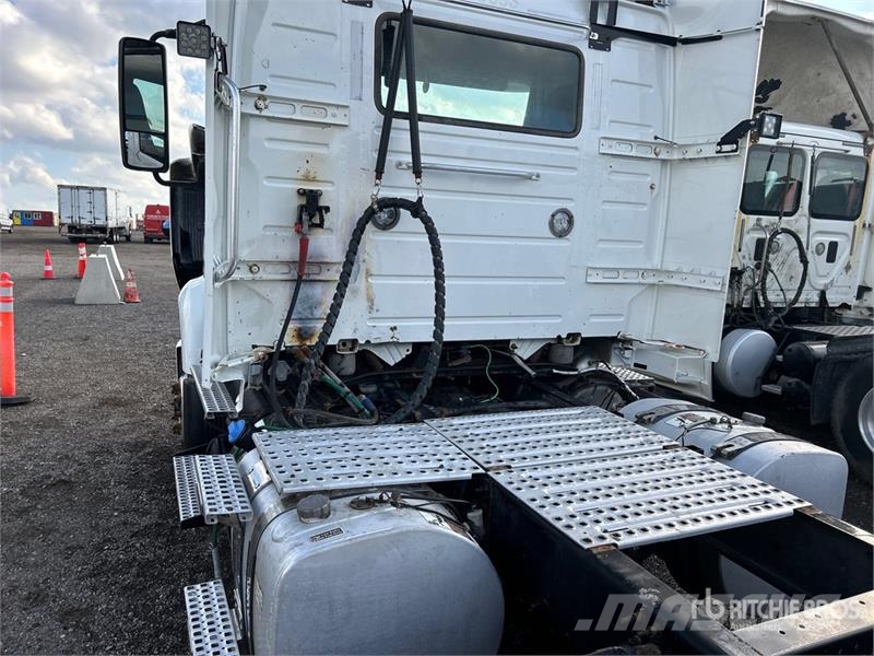 Volvo VNR 6x4 T/A Day Cab Truck Tractor Tegljači