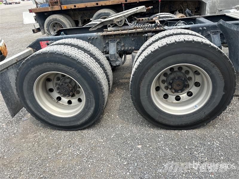 Volvo VNR 6x4 T/A Day Cab Truck Tractor 牵引车