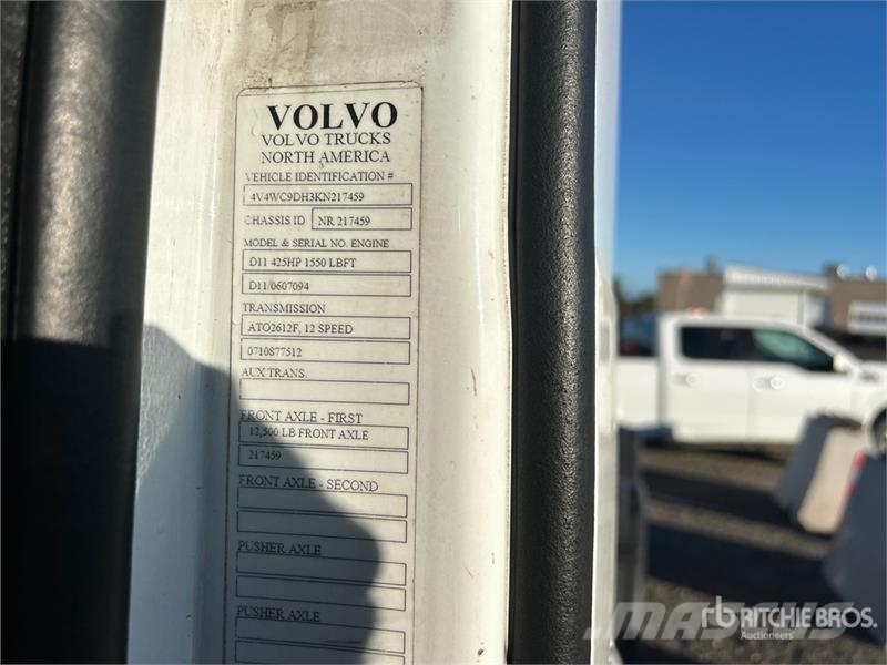 Volvo VNR 6x4 T/A Day Cab Truck Tractor Sattelzugmaschinen