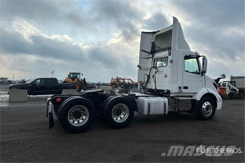Volvo VNR 6x4 T/A Day Cab Truck Tractor Motrici e Trattori Stradali