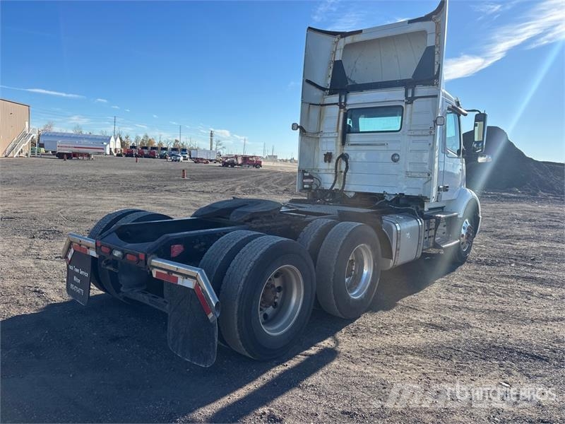Volvo VNR 6x4 T/A Day Cab Truck Tractor Motrici e Trattori Stradali