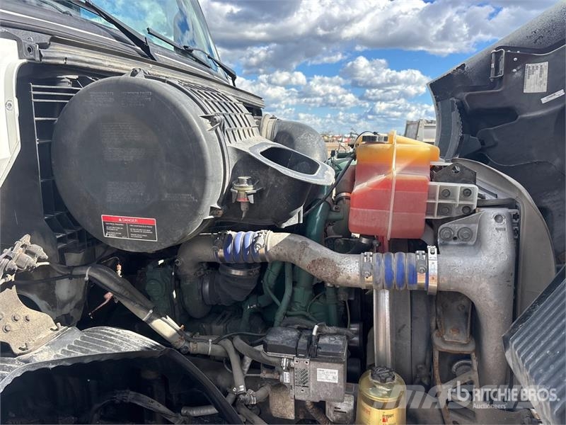 Volvo VNR 6x4 T/A Day Cab Truck Tractor Motrici e Trattori Stradali