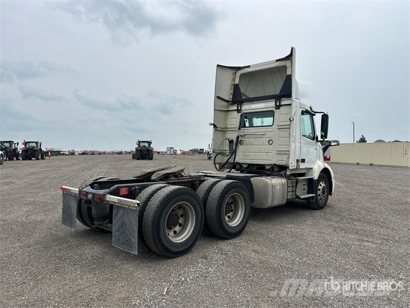 Volvo VNR 6x4 T/A Day Cab Truck Tractor 牵引车