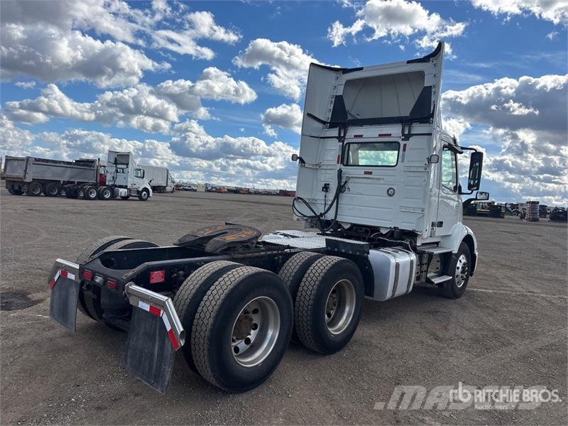 Volvo VNR 6x4 T/A Day Cab Truck Tractor Motrici e Trattori Stradali