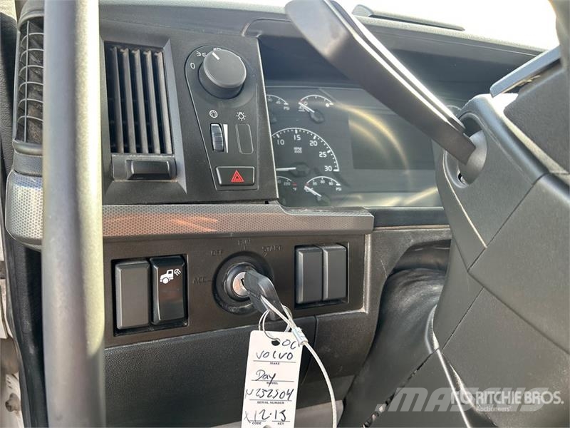 Volvo VNR 6x4 T/A Day Cab Truck Tractor Tegljači