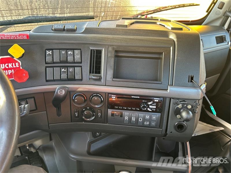 Volvo VNR 6x4 T/A Day Cab Truck Tractor Vlačilci