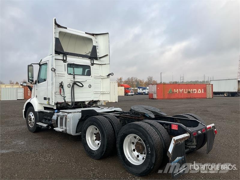 Volvo VNR 6x4 T/A Day Cab Truck Tractor Tegljači