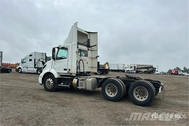 Volvo VNR 6x4 T/A Day Cab Truck Tractor 牵引车