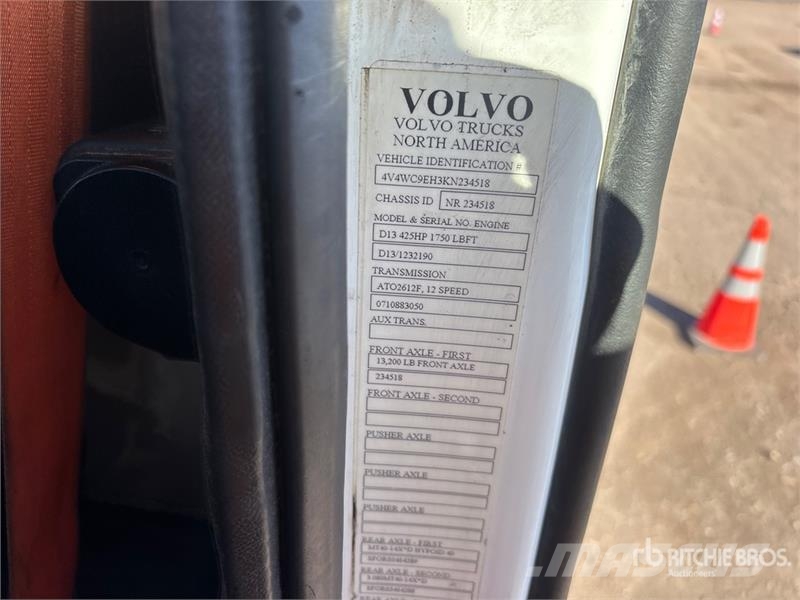Volvo VNR 6x4 T/A Day Cab Truck Tractor Motrici e Trattori Stradali