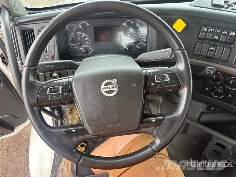 Volvo VNR 6x4 T/A Day Cab Truck Tractor Nyergesvontatók