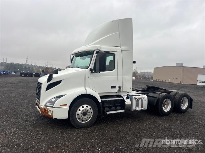 Volvo VNR 6x4 T/A Day Cab Truck Tractor Nyergesvontatók