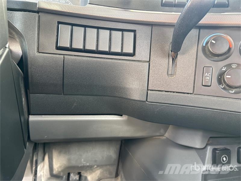 Volvo VNR 6x4 T/A Day Cab Truck Tractor Tegljači
