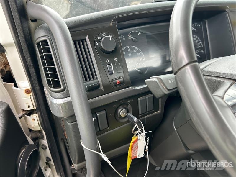 Volvo VNR 6x4 T/A Day Cab Truck Tractor 牵引车