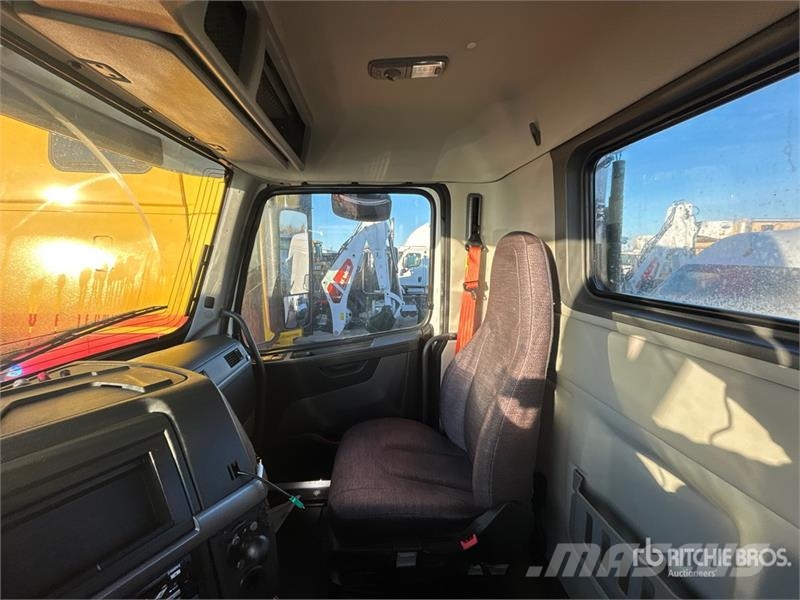 Volvo VNR 6x4 T/A Day Cab Truck Tractor Vlačilci