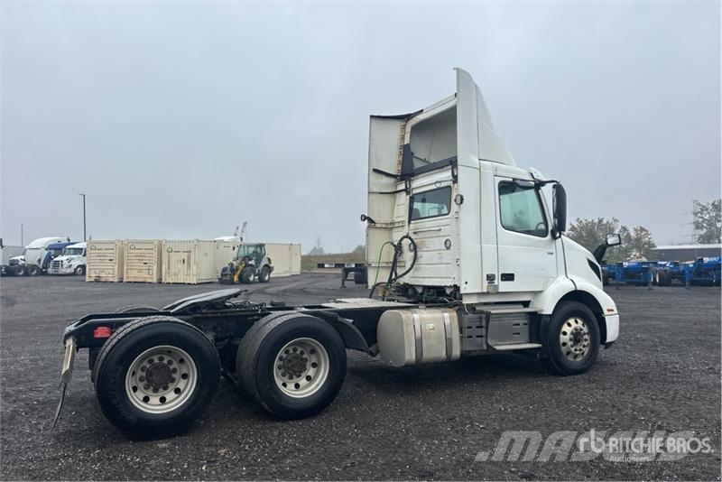 Volvo VNR 6x4 T/A Day Cab Truck Tractor Nyergesvontatók
