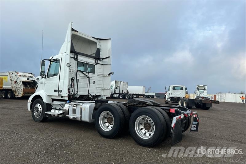 Volvo VNR 6x4 T/A Day Cab Truck Tractor Motrici e Trattori Stradali
