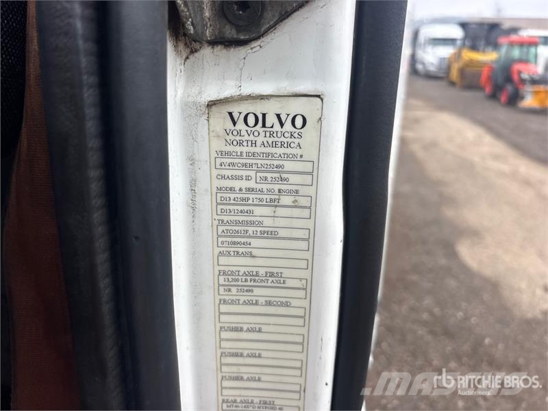 Volvo VNR 6x4 T/A Day Cab Truck Tractor Nyergesvontatók