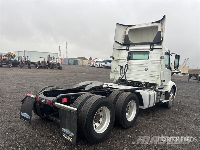 Volvo VNR 6x4 T/A Day Cab Truck Tractor Nyergesvontatók