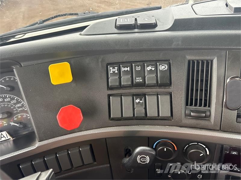 Volvo VNR 6x4 T/A Day Cab Truck Tractor Nyergesvontatók