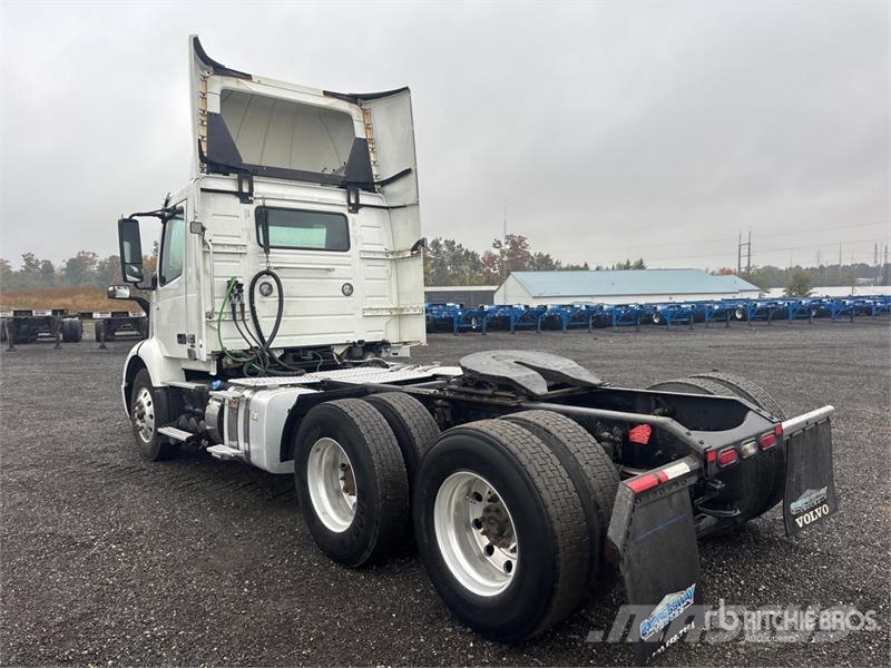 Volvo VNR 6x4 T/A Day Cab Truck Tractor Nyergesvontatók
