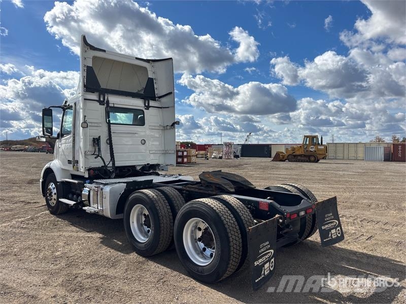 Volvo VNR 6x4 T/A Day Cab Truck Tractor Sattelzugmaschinen