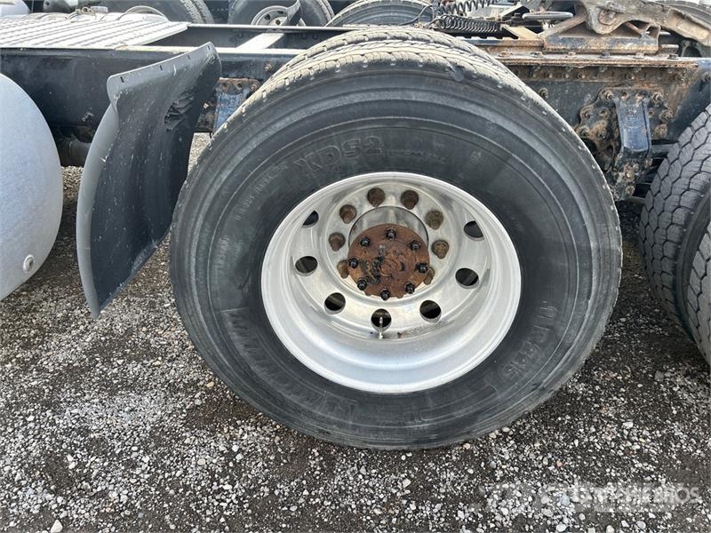 Volvo VNR 6x4 T/A Day Cab Truck Tractor Tegljači