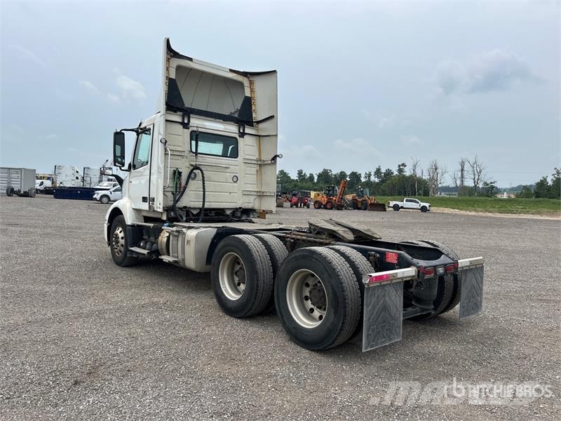 Volvo VNR 6x4 T/A Day Cab Truck Tractor 牵引车