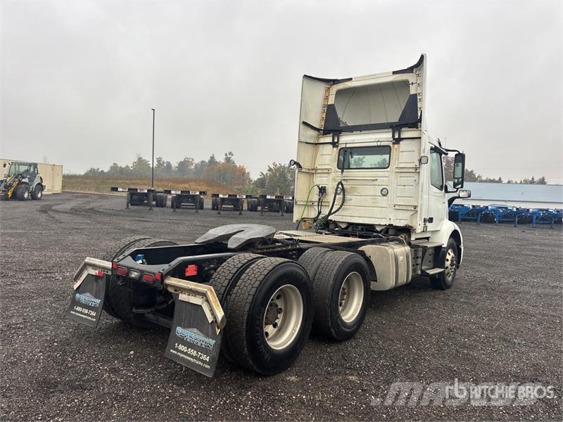 Volvo VNR 6x4 T/A Day Cab Truck Tractor Nyergesvontatók