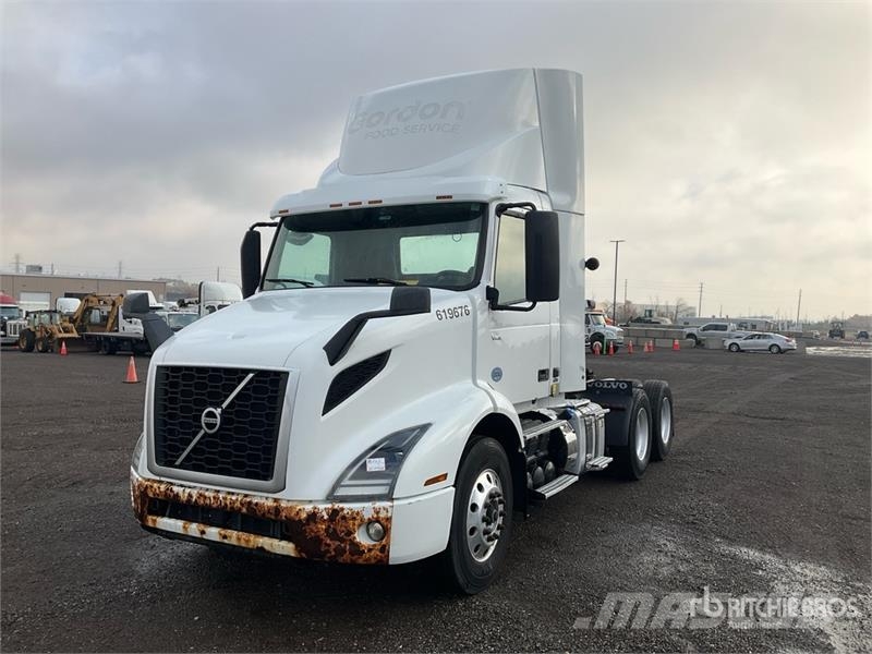 Volvo VNR 6x4 T/A Day Cab Truck Tractor Tegljači
