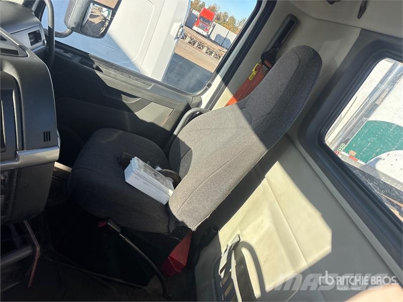 Volvo VNR 6x4 T/A Day Cab Truck Tractor Motrici e Trattori Stradali