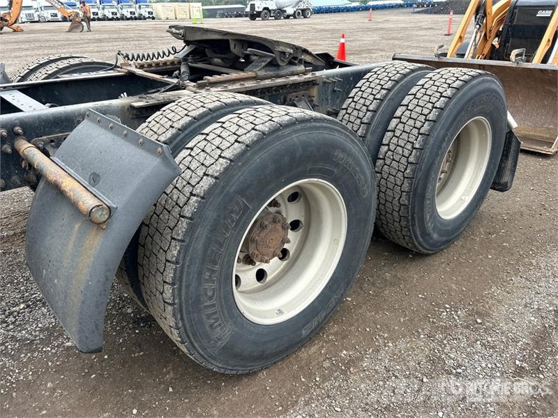 Volvo VNR 6x4 T/A Day Cab Truck Tractor 牵引车