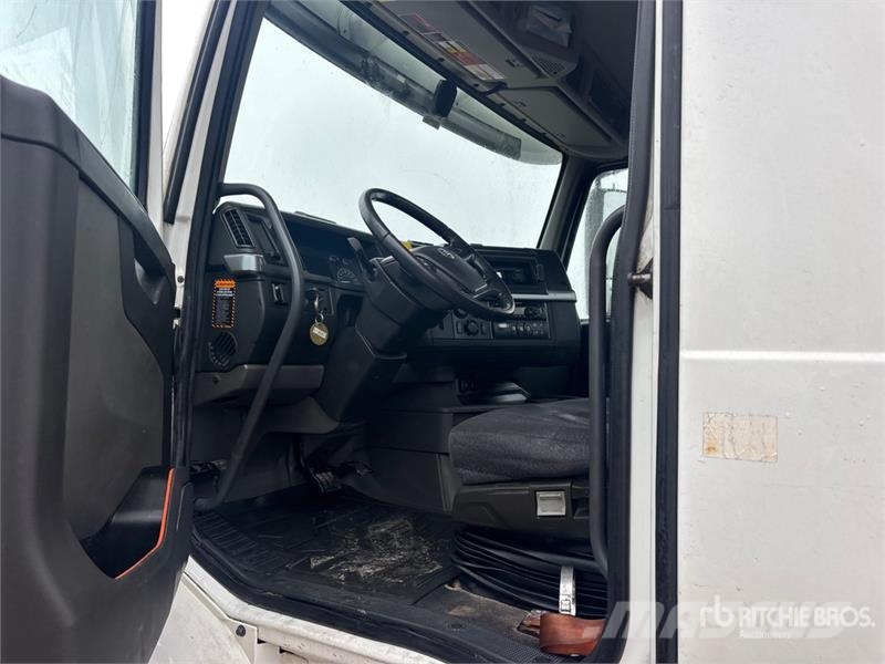 Volvo VNR 6x4 T/A Day Cab Truck Tractor Nyergesvontatók