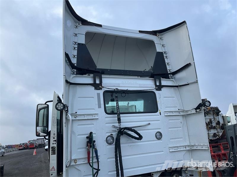 Volvo VNR 6x4 T/A Day Cab Truck Tractor Tegljači