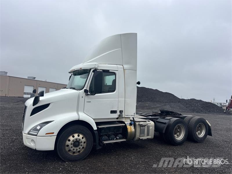 Volvo VNR 6x4 T/A Day Cab Truck Tractor Nyergesvontatók